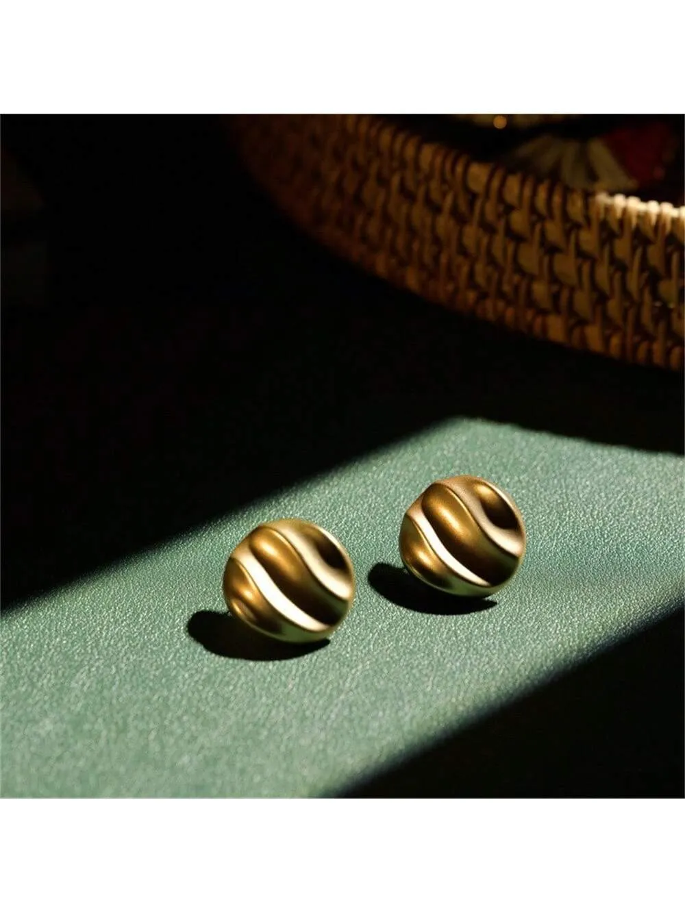 1pair Matte Gold Tone Wave Print Metal Vintage Style Button Round Stud Earrings SD