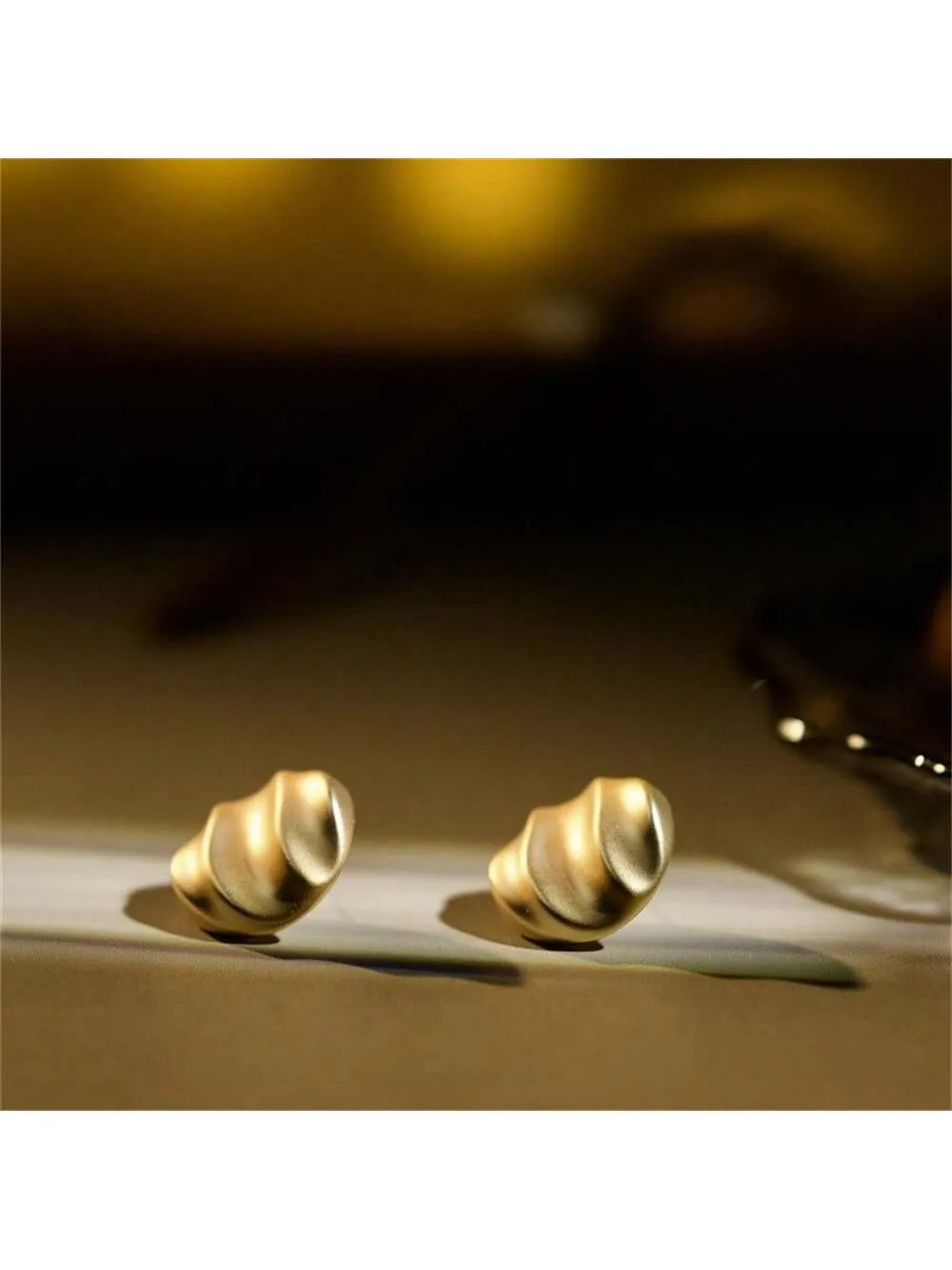 1pair Matte Gold Tone Wave Print Metal Vintage Style Button Round Stud Earrings SD