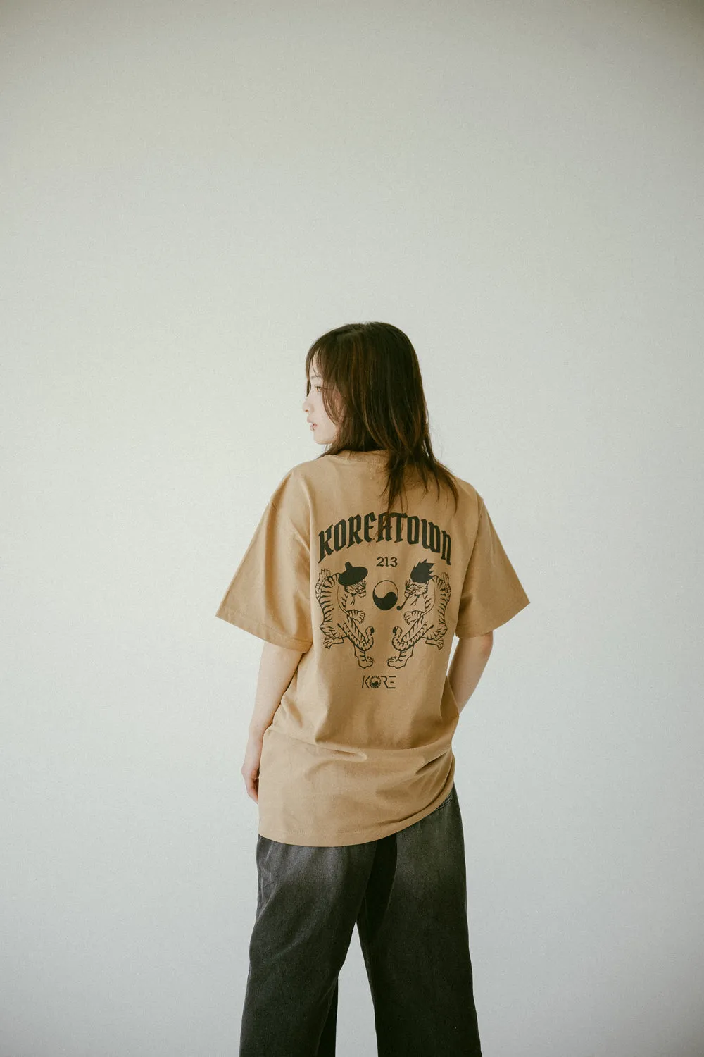 KOREATOWN TIGERS TEE (KHAKI)